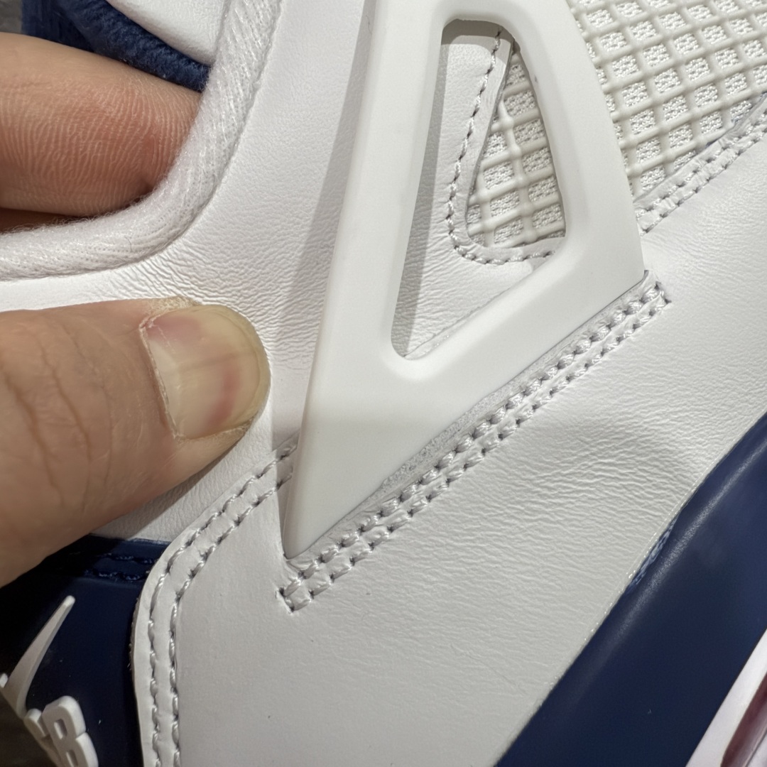 图片[4]-【PK纯原】NK SB x Air Jordan AJ4 联名海军蓝 白蓝 DR5415-100 全套原纸板楦头开发 原厂特供皮料加持 确保原汁原味 完美呈现四代版型 一比一鞋头弧度高度鞋身弧度 数据细节工艺流程均保持原鞋一致 原厂TPU网格鞋带扣 正确内里网布 菱角分明不变形无多余毛边 柔软性质感一致于原鞋 市场唯一原厂鞋扣模具 背面可见隐藏注塑口 原厂织唛标 原厂飞人电绣工艺 尾指中部跳三针 独家绑鞋带手法 印刷中底布 四线拉帮 米色美纹纸贴合固定 进口港宝加持 后跟自然饱满 全鞋荧光划线卡点 追求极致完美 每一双都是工艺品 多重QC质检 超越公司货的品控标准 实实在在的免检产品   尺码：40 40.5 41 42 42.5 43 44 44.5 45 46 47.5-选品中心