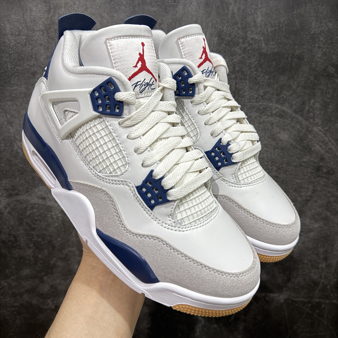 【PK纯原】NK SB x Air Jordan AJ4 联名海军蓝 白蓝 DR5415-100 全套原纸板楦头开发 原厂特供皮料加持 确保原汁原味 完美呈现四代版型 一比一鞋头弧度高度鞋身弧度 数据细节工艺流程均保持原鞋一致 原厂TPU网格鞋带扣 正确内里网布 菱角分明不变形无多余毛边 柔软性质感一致于原鞋 市场唯一原厂鞋扣模具 背面可见隐藏注塑口 原厂织唛标 原厂飞人电绣工艺 尾指中部跳三针 独家绑鞋带手法 印刷中底布 四线拉帮 米色美纹纸贴合固定 进口港宝加持 后跟自然饱满 全鞋荧光划线卡点 追求极致完美 每一双都是工艺品 多重QC质检 超越公司货的品控标准 实实在在的免检产品   尺码:40 40.5 41 42 42.5 43 44 44.5 45 46 47.5-选品中心