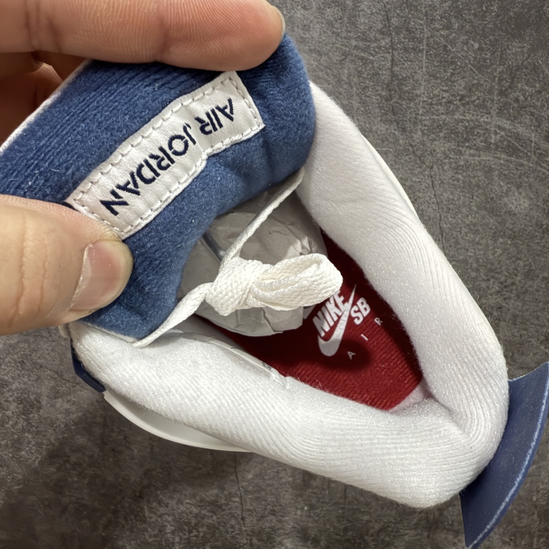 图片[8]-【PK纯原】NK SB x Air Jordan AJ4 联名海军蓝 白蓝 DR5415-100 全套原纸板楦头开发 原厂特供皮料加持 确保原汁原味 完美呈现四代版型 一比一鞋头弧度高度鞋身弧度 数据细节工艺流程均保持原鞋一致 原厂TPU网格鞋带扣 正确内里网布 菱角分明不变形无多余毛边 柔软性质感一致于原鞋 市场唯一原厂鞋扣模具 背面可见隐藏注塑口 原厂织唛标 原厂飞人电绣工艺 尾指中部跳三针 独家绑鞋带手法 印刷中底布 四线拉帮 米色美纹纸贴合固定 进口港宝加持 后跟自然饱满 全鞋荧光划线卡点 追求极致完美 每一双都是工艺品 多重QC质检 超越公司货的品控标准 实实在在的免检产品   尺码：40 40.5 41 42 42.5 43 44 44.5 45 46 47.5-选品中心