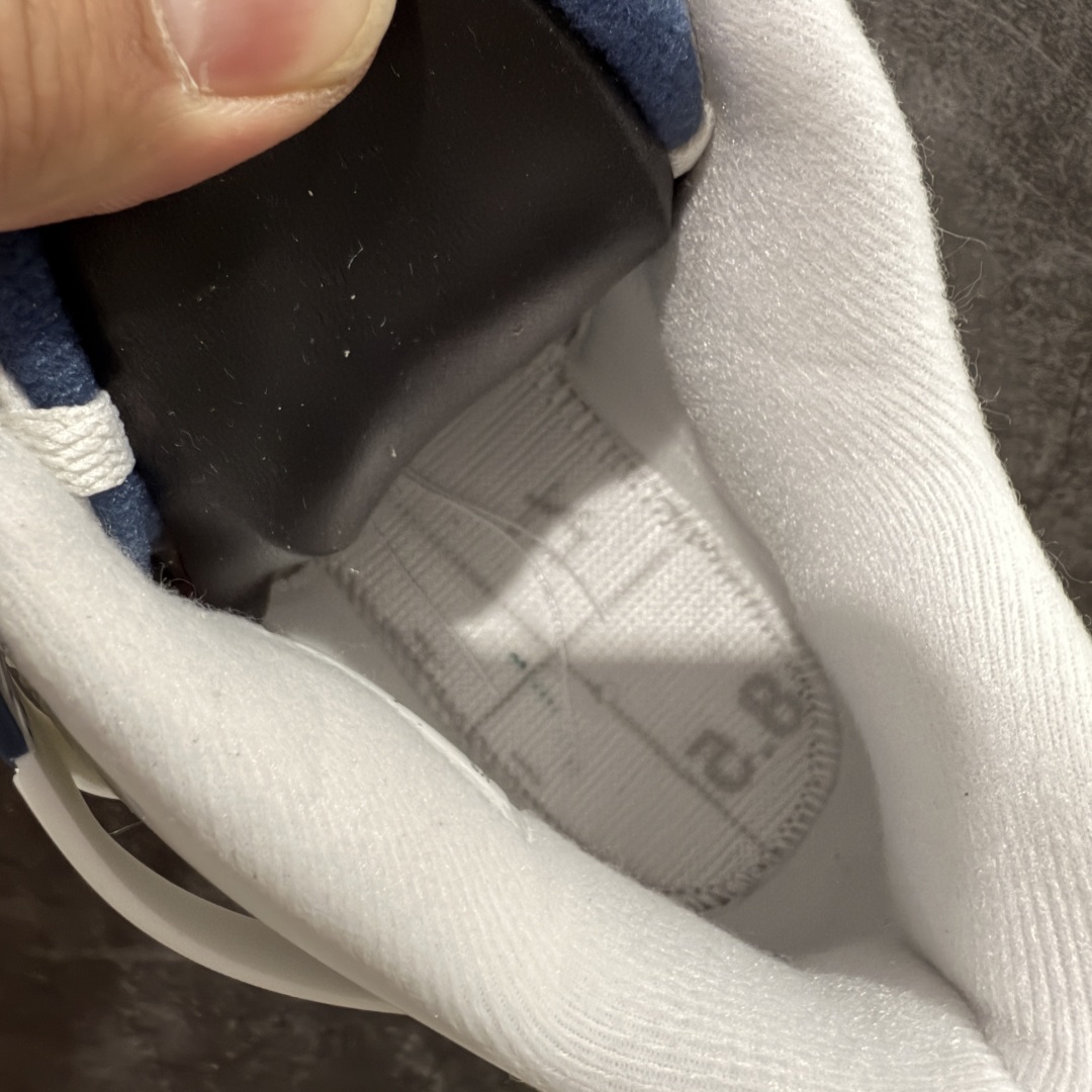 图片[9]-【PK纯原】NK SB x Air Jordan AJ4 联名海军蓝 白蓝 DR5415-100 全套原纸板楦头开发 原厂特供皮料加持 确保原汁原味 完美呈现四代版型 一比一鞋头弧度高度鞋身弧度 数据细节工艺流程均保持原鞋一致 原厂TPU网格鞋带扣 正确内里网布 菱角分明不变形无多余毛边 柔软性质感一致于原鞋 市场唯一原厂鞋扣模具 背面可见隐藏注塑口 原厂织唛标 原厂飞人电绣工艺 尾指中部跳三针 独家绑鞋带手法 印刷中底布 四线拉帮 米色美纹纸贴合固定 进口港宝加持 后跟自然饱满 全鞋荧光划线卡点 追求极致完美 每一双都是工艺品 多重QC质检 超越公司货的品控标准 实实在在的免检产品   尺码：40 40.5 41 42 42.5 43 44 44.5 45 46 47.5-选品中心