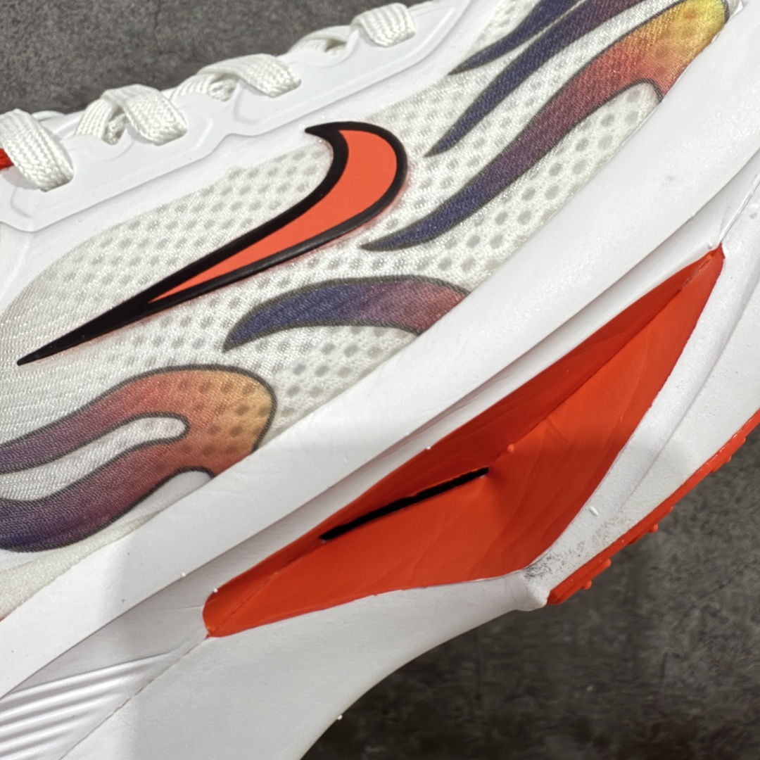 图片[4]-【纯原版】NK Zoom Fly 6 EK竞速飞行6代系列低帮轻质缓震透气休闲运动跑步鞋 HQ3498-100 全新纯原版 超高清洁度做工 正确组合大底 内置抗扭片 完美版型 还原脚感 区别通货 健身跑步必备跑鞋💪🏻 NK旗下主打竞速训练的Zoom Fly 6突然官宣，让不少跑步玩家都激动万分。根据 Nike 的官方说法，鞋款由基普乔格亲自监制并测试，可以说是受到地球最强跑者肯定的一双鞋。近日，这双鞋迎来基普乔格专属配色，并释出了官图。灵感来自基普乔格在土地跑道训练的经历，中底造型旨在还原训练后尘土覆盖的感觉。外观方面，延续了超大 Swoosh 的标志性设计，中底充满棱角感与层次感。科技方面，搭载加量ZoomX 与 SR-02 泡绵及全掌型 FlyPlate 碳纤维板 尺码：36 36.5 37.5 38 38.5 39 40 40.5 41 42 42.5 43 44 44.5 45 46-选品中心