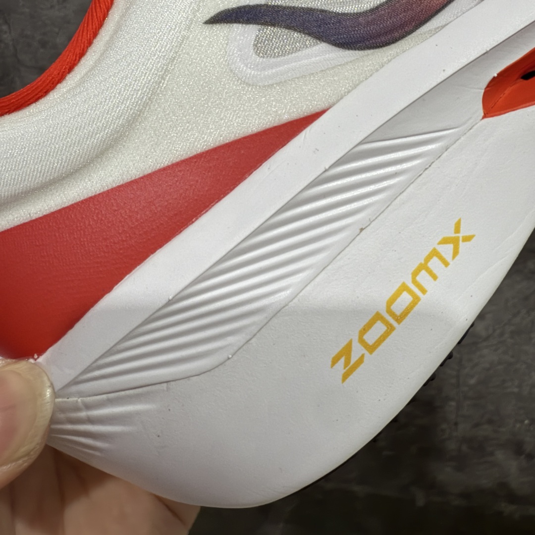 图片[3]-【纯原版】NK Zoom Fly 6 EK竞速飞行6代系列低帮轻质缓震透气休闲运动跑步鞋 HQ3498-100 全新纯原版 超高清洁度做工 正确组合大底 内置抗扭片 完美版型 还原脚感 区别通货 健身跑步必备跑鞋💪🏻 NK旗下主打竞速训练的Zoom Fly 6突然官宣，让不少跑步玩家都激动万分。根据 Nike 的官方说法，鞋款由基普乔格亲自监制并测试，可以说是受到地球最强跑者肯定的一双鞋。近日，这双鞋迎来基普乔格专属配色，并释出了官图。灵感来自基普乔格在土地跑道训练的经历，中底造型旨在还原训练后尘土覆盖的感觉。外观方面，延续了超大 Swoosh 的标志性设计，中底充满棱角感与层次感。科技方面，搭载加量ZoomX 与 SR-02 泡绵及全掌型 FlyPlate 碳纤维板 尺码：36 36.5 37.5 38 38.5 39 40 40.5 41 42 42.5 43 44 44.5 45 46-选品中心