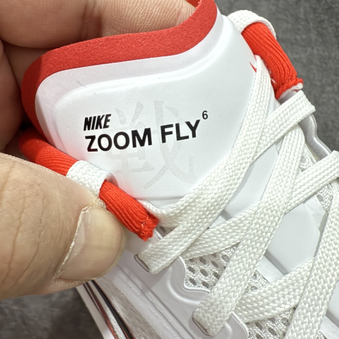 图片[6]-【纯原版】NK Zoom Fly 6 EK竞速飞行6代系列低帮轻质缓震透气休闲运动跑步鞋 HQ3498-100 全新纯原版 超高清洁度做工 正确组合大底 内置抗扭片 完美版型 还原脚感 区别通货 健身跑步必备跑鞋💪🏻 NK旗下主打竞速训练的Zoom Fly 6突然官宣，让不少跑步玩家都激动万分。根据 Nike 的官方说法，鞋款由基普乔格亲自监制并测试，可以说是受到地球最强跑者肯定的一双鞋。近日，这双鞋迎来基普乔格专属配色，并释出了官图。灵感来自基普乔格在土地跑道训练的经历，中底造型旨在还原训练后尘土覆盖的感觉。外观方面，延续了超大 Swoosh 的标志性设计，中底充满棱角感与层次感。科技方面，搭载加量ZoomX 与 SR-02 泡绵及全掌型 FlyPlate 碳纤维板 尺码：36 36.5 37.5 38 38.5 39 40 40.5 41 42 42.5 43 44 44.5 45 46-选品中心