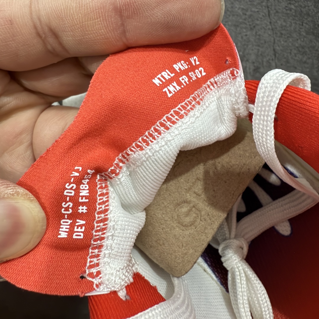 图片[7]-【纯原版】NK Zoom Fly 6 EK竞速飞行6代系列低帮轻质缓震透气休闲运动跑步鞋 HQ3498-100 全新纯原版 超高清洁度做工 正确组合大底 内置抗扭片 完美版型 还原脚感 区别通货 健身跑步必备跑鞋💪🏻 NK旗下主打竞速训练的Zoom Fly 6突然官宣，让不少跑步玩家都激动万分。根据 Nike 的官方说法，鞋款由基普乔格亲自监制并测试，可以说是受到地球最强跑者肯定的一双鞋。近日，这双鞋迎来基普乔格专属配色，并释出了官图。灵感来自基普乔格在土地跑道训练的经历，中底造型旨在还原训练后尘土覆盖的感觉。外观方面，延续了超大 Swoosh 的标志性设计，中底充满棱角感与层次感。科技方面，搭载加量ZoomX 与 SR-02 泡绵及全掌型 FlyPlate 碳纤维板 尺码：36 36.5 37.5 38 38.5 39 40 40.5 41 42 42.5 43 44 44.5 45 46-选品中心