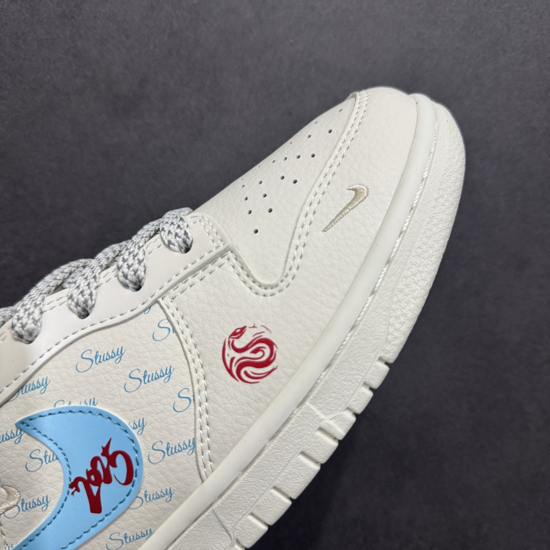  
【定制版】Nk SB Dunk Low 斯图西联名-米白蓝勾 周年高端定制 低帮休闲板鞋
#定制鞋盒