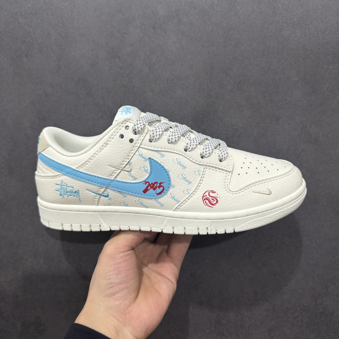  
【定制版】Nk SB Dunk Low 斯图西联名-米白蓝勾 周年高端定制 低帮休闲板鞋
#定制鞋盒