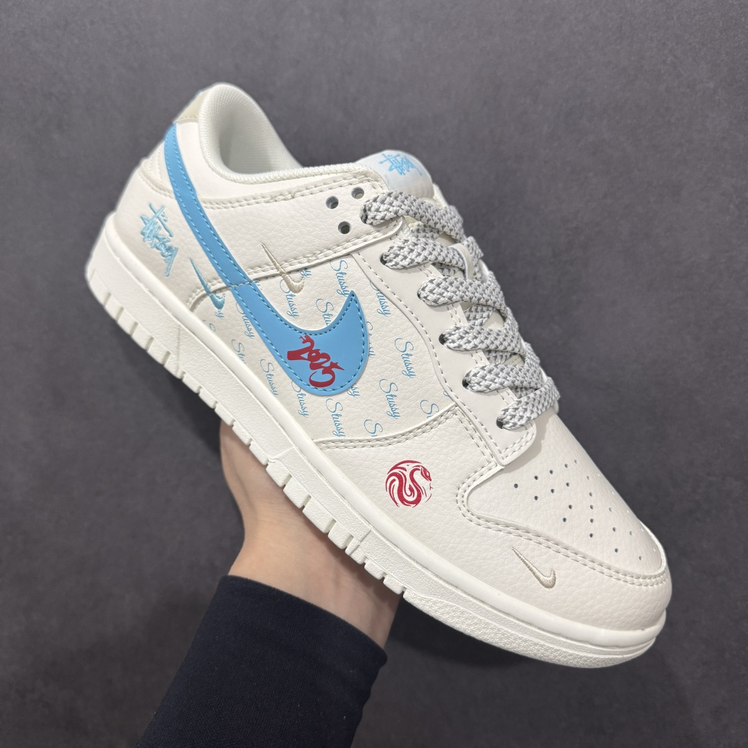  
【定制版】Nk SB Dunk Low 斯图西联名-米白蓝勾 周年高端定制 低帮休闲板鞋
#定制鞋盒