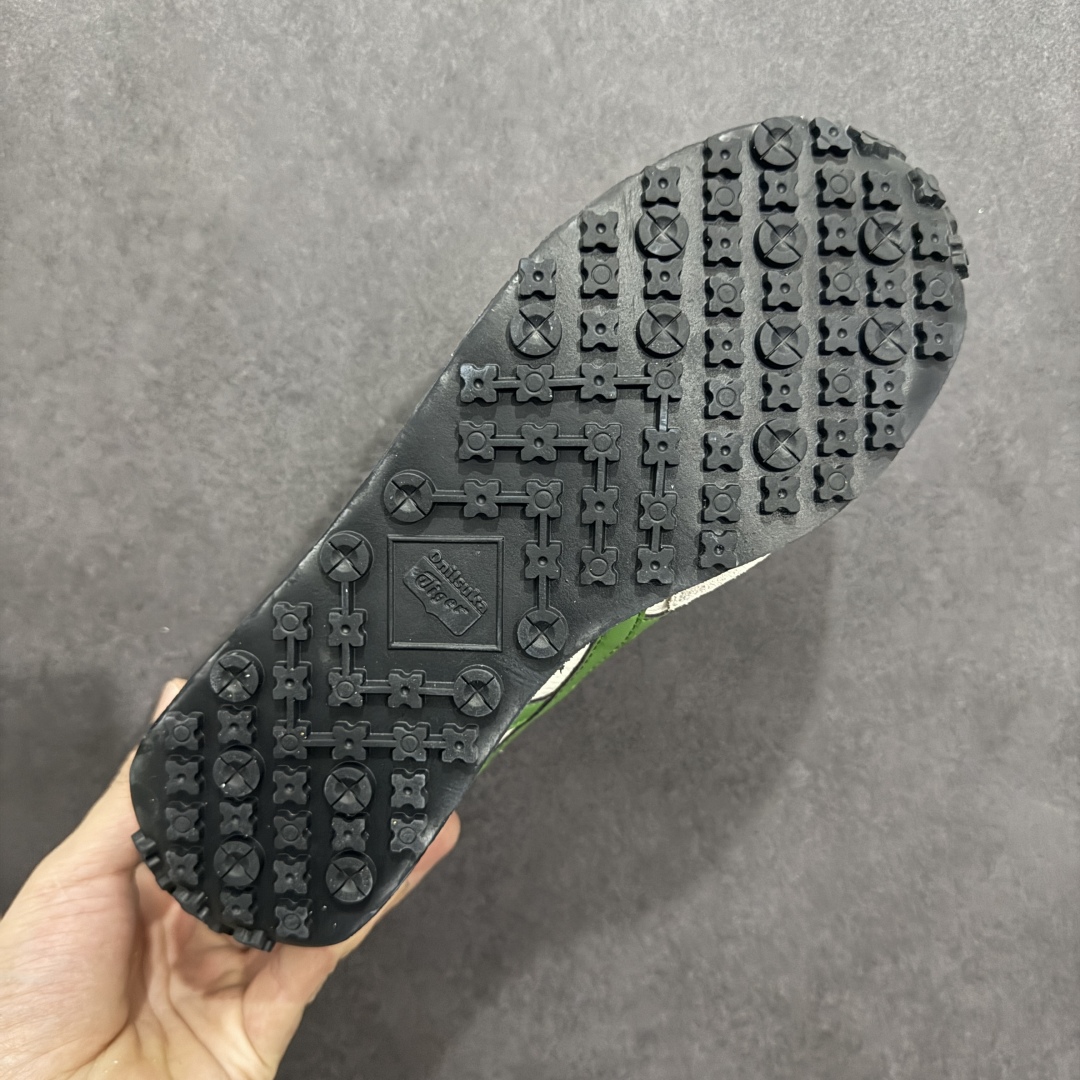 图片[9]-【公司级】Onitsuka Tiger鬼塚虎/鬼冢虎阿甘鞋EDR 78™休闲鞋78系列 中性休闲运动鞋 复古风的日常百搭神器它的设计灵感来源于经典跑步鞋，简约又不失时尚感。经典配色让整双鞋看起来特别温暖，搭配牛仔裤或者休闲裤都非常合适。鞋身采用优质材料制成，穿着起来轻便又舒适，长时间走路也不会觉得累。这双鞋的设计细节也很用心，鞋底纹路清晰，抓地力强，适合各种场合。无论是日常通勤还是周末出游，它都能成为你的最佳拍档。 尺码： 36-45 含半码 编码： FS220240-选品中心