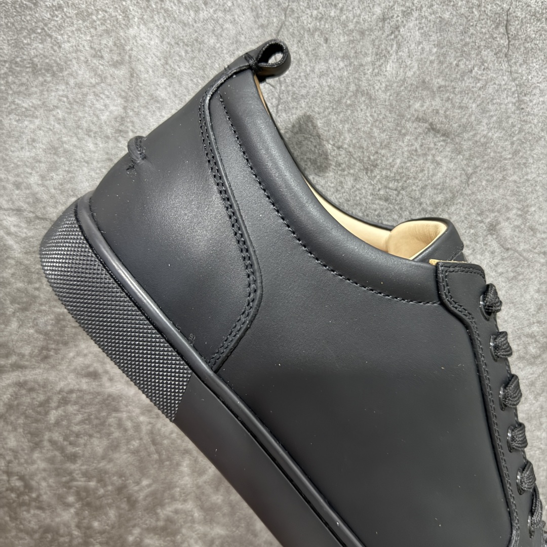 图片[7]-【外贸订单】宇宙的尽头是经典 CL红底鞋铆钉男款经典小白鞋毛刺 低调的黑白风 效果夺目，耀眼吸睛 LOUIS JUNIOR 男士铆钉运动鞋，呼应80年代永恒经典的低帮网球鞋风格，展现现代时尚新意 鞋身采用麂皮制成，本季品牌经典尖刺铆钉元素盛装亮相，以纯白铆钉铺满鞋头，每颗尖刺铆钉都需特定工艺制作而成，低调奢华 不浮夸！！ 尺码：40 41 42 43 44 45 46-选品中心