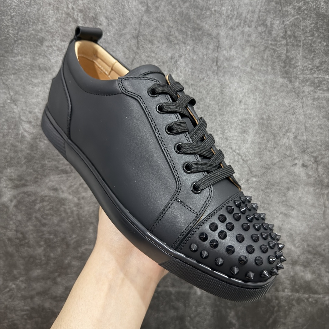 图片[3]-【外贸订单】宇宙的尽头是经典 CL红底鞋铆钉男款经典小白鞋毛刺 低调的黑白风 效果夺目，耀眼吸睛 LOUIS JUNIOR 男士铆钉运动鞋，呼应80年代永恒经典的低帮网球鞋风格，展现现代时尚新意 鞋身采用麂皮制成，本季品牌经典尖刺铆钉元素盛装亮相，以纯白铆钉铺满鞋头，每颗尖刺铆钉都需特定工艺制作而成，低调奢华 不浮夸！！ 尺码：40 41 42 43 44 45 46-选品中心