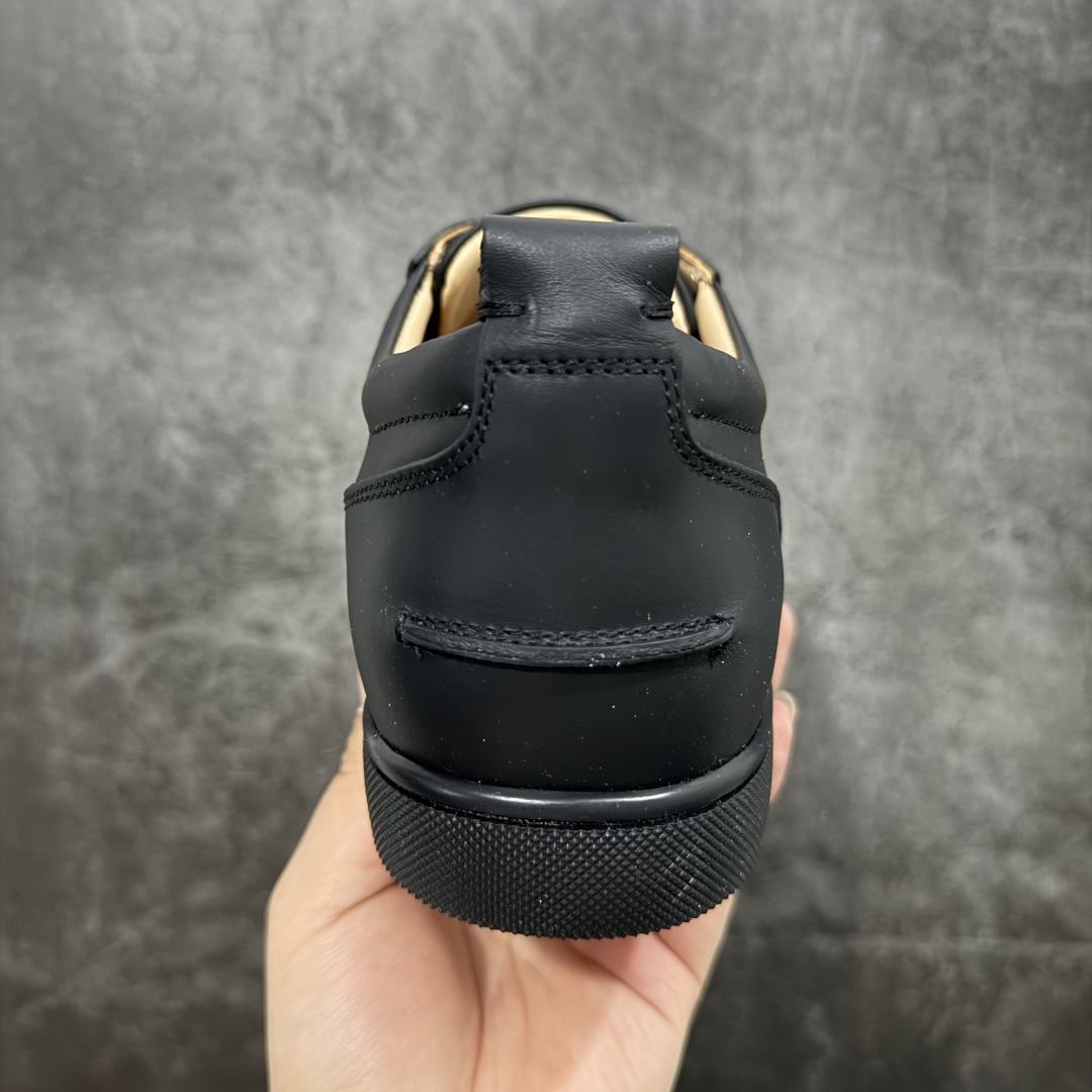 图片[4]-【外贸订单】宇宙的尽头是经典 CL红底鞋铆钉男款经典小白鞋毛刺 低调的黑白风 效果夺目，耀眼吸睛 LOUIS JUNIOR 男士铆钉运动鞋，呼应80年代永恒经典的低帮网球鞋风格，展现现代时尚新意 鞋身采用麂皮制成，本季品牌经典尖刺铆钉元素盛装亮相，以纯白铆钉铺满鞋头，每颗尖刺铆钉都需特定工艺制作而成，低调奢华 不浮夸！！ 尺码：40 41 42 43 44 45 46-选品中心