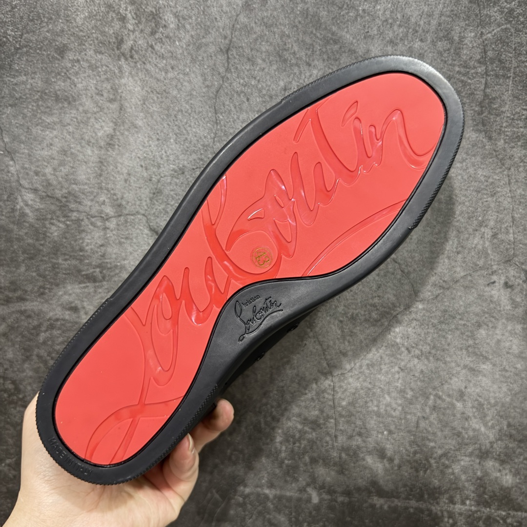 图片[9]-【外贸订单】宇宙的尽头是经典 CL红底鞋铆钉男款经典小白鞋毛刺 低调的黑白风 效果夺目，耀眼吸睛 LOUIS JUNIOR 男士铆钉运动鞋，呼应80年代永恒经典的低帮网球鞋风格，展现现代时尚新意 鞋身采用麂皮制成，本季品牌经典尖刺铆钉元素盛装亮相，以纯白铆钉铺满鞋头，每颗尖刺铆钉都需特定工艺制作而成，低调奢华 不浮夸！！ 尺码：40 41 42 43 44 45 46-选品中心