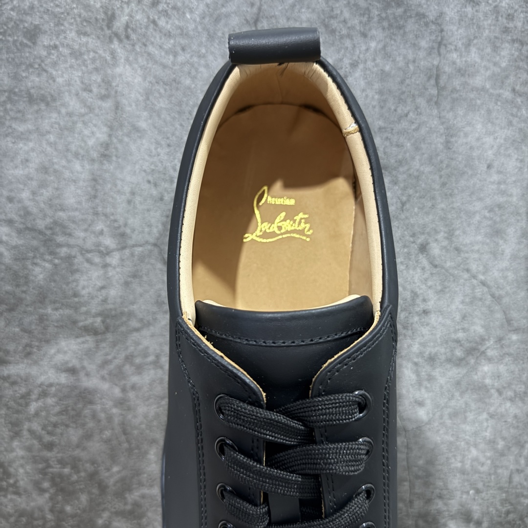 图片[8]-【外贸订单】宇宙的尽头是经典 CL红底鞋铆钉男款经典小白鞋毛刺 低调的黑白风 效果夺目，耀眼吸睛 LOUIS JUNIOR 男士铆钉运动鞋，呼应80年代永恒经典的低帮网球鞋风格，展现现代时尚新意 鞋身采用麂皮制成，本季品牌经典尖刺铆钉元素盛装亮相，以纯白铆钉铺满鞋头，每颗尖刺铆钉都需特定工艺制作而成，低调奢华 不浮夸！！ 尺码：40 41 42 43 44 45 46-选品中心