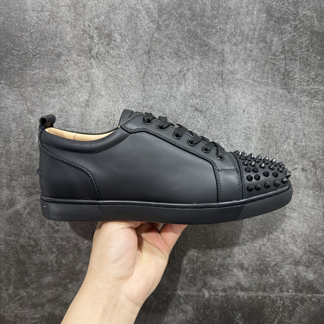 【外贸订单】宇宙的尽头是经典 CL红底鞋铆钉男款经典小白鞋毛刺 低调的黑白风 效果夺目，耀眼吸睛 LOUIS JUNIOR 男士铆钉运动鞋，呼应80年代永恒经典的低帮网球鞋风格，展现现代时尚新意 鞋身采用麂皮制成，本季品牌经典尖刺铆钉元素盛装亮相，以纯白铆钉铺满鞋头，每颗尖刺铆钉都需特定工艺制作而成，低调奢华 不浮夸！！ 尺码：40 41 42 43 44 45 46-选品中心