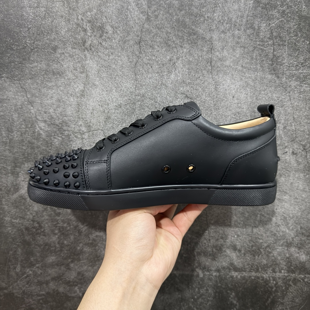 图片[2]-【外贸订单】宇宙的尽头是经典 CL红底鞋铆钉男款经典小白鞋毛刺 低调的黑白风 效果夺目，耀眼吸睛 LOUIS JUNIOR 男士铆钉运动鞋，呼应80年代永恒经典的低帮网球鞋风格，展现现代时尚新意 鞋身采用麂皮制成，本季品牌经典尖刺铆钉元素盛装亮相，以纯白铆钉铺满鞋头，每颗尖刺铆钉都需特定工艺制作而成，低调奢华 不浮夸！！ 尺码：40 41 42 43 44 45 46-选品中心