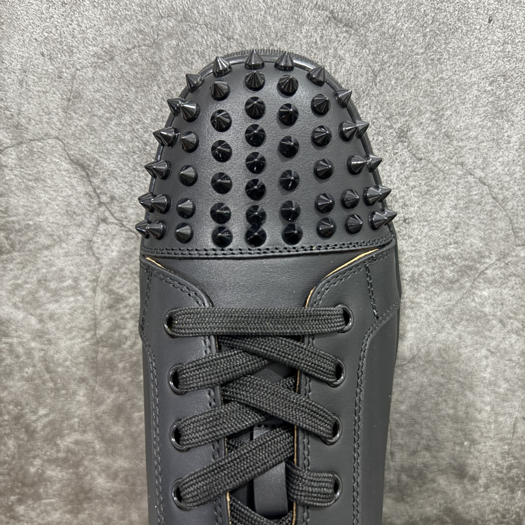 图片[5]-【外贸订单】宇宙的尽头是经典 CL红底鞋铆钉男款经典小白鞋毛刺 低调的黑白风 效果夺目，耀眼吸睛 LOUIS JUNIOR 男士铆钉运动鞋，呼应80年代永恒经典的低帮网球鞋风格，展现现代时尚新意 鞋身采用麂皮制成，本季品牌经典尖刺铆钉元素盛装亮相，以纯白铆钉铺满鞋头，每颗尖刺铆钉都需特定工艺制作而成，低调奢华 不浮夸！！ 尺码：40 41 42 43 44 45 46-选品中心