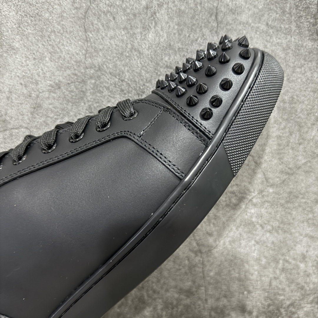 图片[6]-【外贸订单】宇宙的尽头是经典 CL红底鞋铆钉男款经典小白鞋毛刺 低调的黑白风 效果夺目，耀眼吸睛 LOUIS JUNIOR 男士铆钉运动鞋，呼应80年代永恒经典的低帮网球鞋风格，展现现代时尚新意 鞋身采用麂皮制成，本季品牌经典尖刺铆钉元素盛装亮相，以纯白铆钉铺满鞋头，每颗尖刺铆钉都需特定工艺制作而成，低调奢华 不浮夸！！ 尺码：40 41 42 43 44 45 46-选品中心