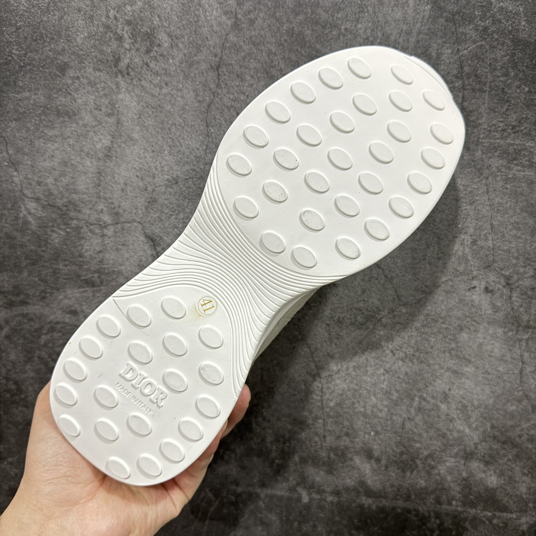图片[9]-【外贸订单】 B25系列 Dior 运动鞋 跑步鞋 原版购入开发 这款 B25 Runner 运动鞋结合运动版型与 Dior 优雅的经典标识。采用迪奥灰和白色光滑牛皮革精心制作，饰以经典的米色和黑色 Oblique 印花提升格调。搭配白色纹理橡胶鞋底，可为各式休闲造型增添经典气质，更显精致 配送专柜精美包装，面料采用原版定制牛皮+Oblique 印花布 定制进口超细纤维 增高3.5CM 尺码： 40 41 42 43 44 45 46-选品中心