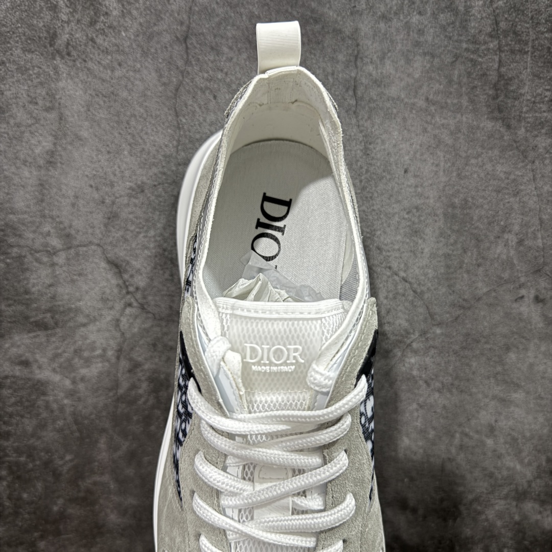 图片[8]-【外贸订单】 B25系列 Dior 运动鞋 跑步鞋 原版购入开发 这款 B25 Runner 运动鞋结合运动版型与 Dior 优雅的经典标识。采用迪奥灰和白色光滑牛皮革精心制作，饰以经典的米色和黑色 Oblique 印花提升格调。搭配白色纹理橡胶鞋底，可为各式休闲造型增添经典气质，更显精致 配送专柜精美包装，面料采用原版定制牛皮+Oblique 印花布 定制进口超细纤维 增高3.5CM 尺码： 40 41 42 43 44 45 46-选品中心