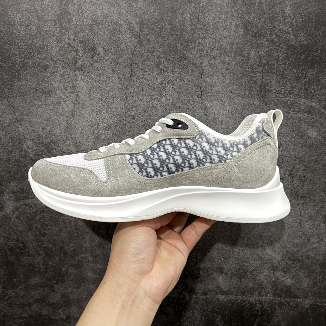 图片[2]-【外贸订单】 B25系列 Dior 运动鞋 跑步鞋 原版购入开发 这款 B25 Runner 运动鞋结合运动版型与 Dior 优雅的经典标识。采用迪奥灰和白色光滑牛皮革精心制作，饰以经典的米色和黑色 Oblique 印花提升格调。搭配白色纹理橡胶鞋底，可为各式休闲造型增添经典气质，更显精致 配送专柜精美包装，面料采用原版定制牛皮+Oblique 印花布 定制进口超细纤维 增高3.5CM 尺码： 40 41 42 43 44 45 46-选品中心