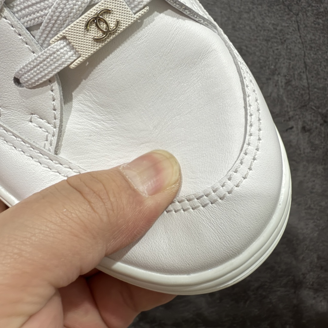 图片[5]-【GD零售版】Chanel 经典款烫印 香奈儿小白鞋 鞋面鞋底包括鞋垫均采用领口小羊皮 鞋舌内里，有鞋码和编号字体大小/烫金颜色与zp一致•大底原版开模超轻橡胶大 尺码：38 39 40 41 42 43 44 45-选品中心