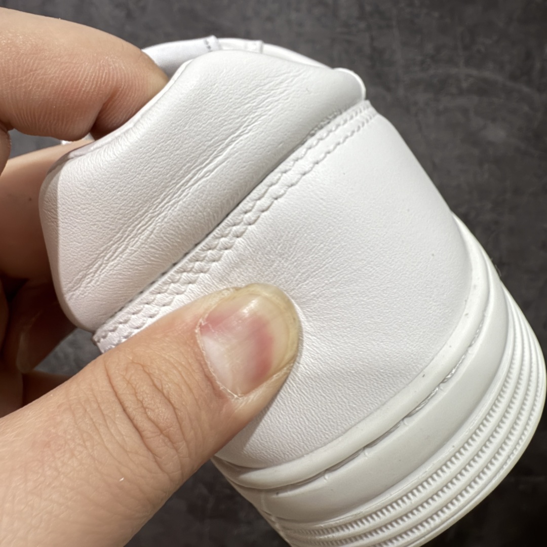 图片[2]-【GD零售版】Chanel 经典款烫印 香奈儿小白鞋 鞋面鞋底包括鞋垫均采用领口小羊皮 鞋舌内里，有鞋码和编号字体大小/烫金颜色与zp一致•大底原版开模超轻橡胶大 尺码：38 39 40 41 42 43 44 45-选品中心