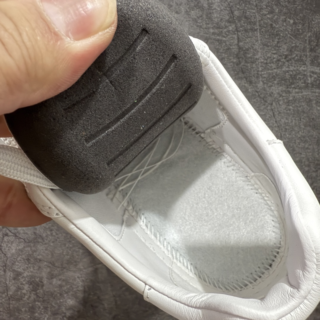 图片[9]-【GD零售版】Chanel 经典款烫印 香奈儿小白鞋 鞋面鞋底包括鞋垫均采用领口小羊皮 鞋舌内里，有鞋码和编号字体大小/烫金颜色与zp一致•大底原版开模超轻橡胶大 尺码：38 39 40 41 42 43 44 45-选品中心