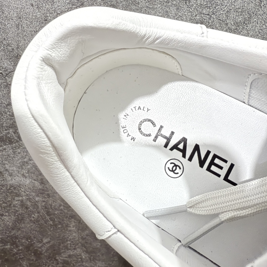 图片[8]-【GD零售版】Chanel 经典款烫印 香奈儿小白鞋 鞋面鞋底包括鞋垫均采用领口小羊皮 鞋舌内里，有鞋码和编号字体大小/烫金颜色与zp一致•大底原版开模超轻橡胶大 尺码：38 39 40 41 42 43 44 45-选品中心