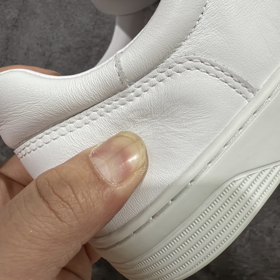 图片[3]-【GD零售版】Chanel 经典款烫印 香奈儿小白鞋 鞋面鞋底包括鞋垫均采用领口小羊皮 鞋舌内里，有鞋码和编号字体大小/烫金颜色与zp一致•大底原版开模超轻橡胶大 尺码：38 39 40 41 42 43 44 45-选品中心