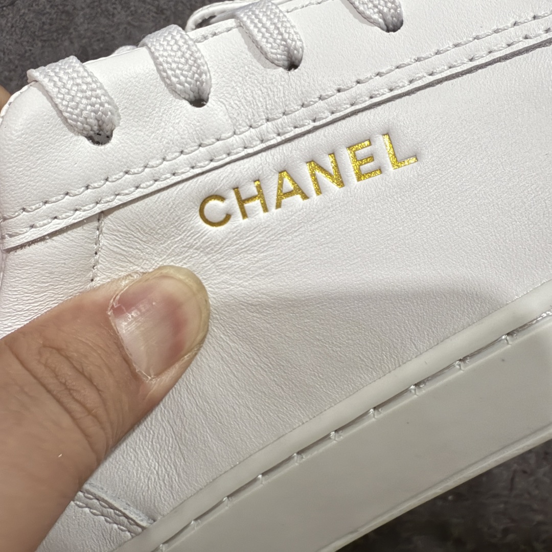 图片[4]-【GD零售版】Chanel 经典款烫印 香奈儿小白鞋 鞋面鞋底包括鞋垫均采用领口小羊皮 鞋舌内里，有鞋码和编号字体大小/烫金颜色与zp一致•大底原版开模超轻橡胶大 尺码：38 39 40 41 42 43 44 45-选品中心