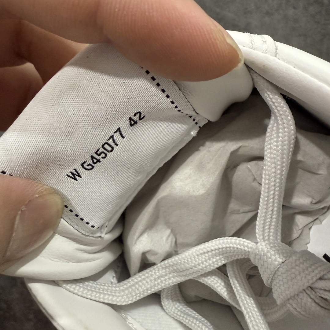 图片[7]-【GD零售版】Chanel 经典款烫印 香奈儿小白鞋 鞋面鞋底包括鞋垫均采用领口小羊皮 鞋舌内里，有鞋码和编号字体大小/烫金颜色与zp一致•大底原版开模超轻橡胶大 尺码：38 39 40 41 42 43 44 45-选品中心