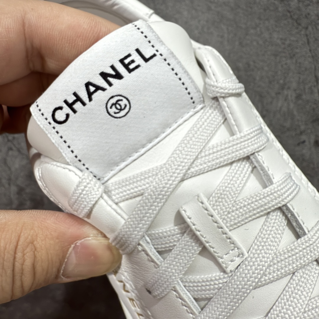 图片[6]-【GD零售版】Chanel 经典款烫印 香奈儿小白鞋 鞋面鞋底包括鞋垫均采用领口小羊皮 鞋舌内里，有鞋码和编号字体大小/烫金颜色与zp一致•大底原版开模超轻橡胶大 尺码：38 39 40 41 42 43 44 45-选品中心