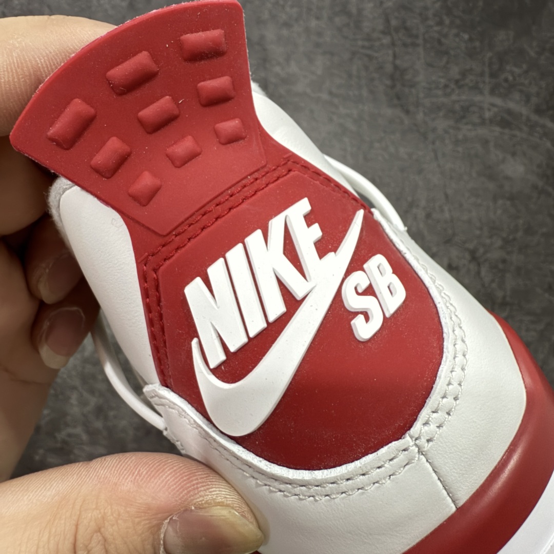 图片[2]-【莞产裁片版】Nike SB x Air Jordan 4 Retro \”Varsity Red\” 白红联名款 AJ4 乔丹4代 大学红 白红联名 DR5415-106 原鞋开发原楦原纸板同源开发 完美呈现乔4的版型 内侧正确双色网格 还原细节 原厂皮料 正确气垫颜色 正确网格工艺 正确拉帮工艺 全鞋原装材料制作 原档案原模具打造 支持全方位与正品对比 尺码：40.5 41 42 42.5 43 44 44.5 45 46 47.5 48.5-选品中心