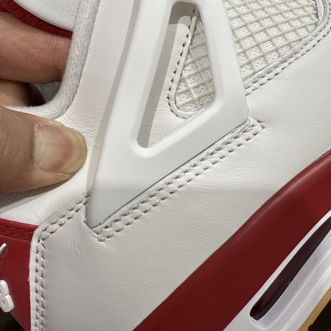 图片[4]-【莞产裁片版】Nike SB x Air Jordan 4 Retro \”Varsity Red\” 白红联名款 AJ4 乔丹4代 大学红 白红联名 DR5415-106 原鞋开发原楦原纸板同源开发 完美呈现乔4的版型 内侧正确双色网格 还原细节 原厂皮料 正确气垫颜色 正确网格工艺 正确拉帮工艺 全鞋原装材料制作 原档案原模具打造 支持全方位与正品对比 尺码：40.5 41 42 42.5 43 44 44.5 45 46 47.5 48.5-选品中心