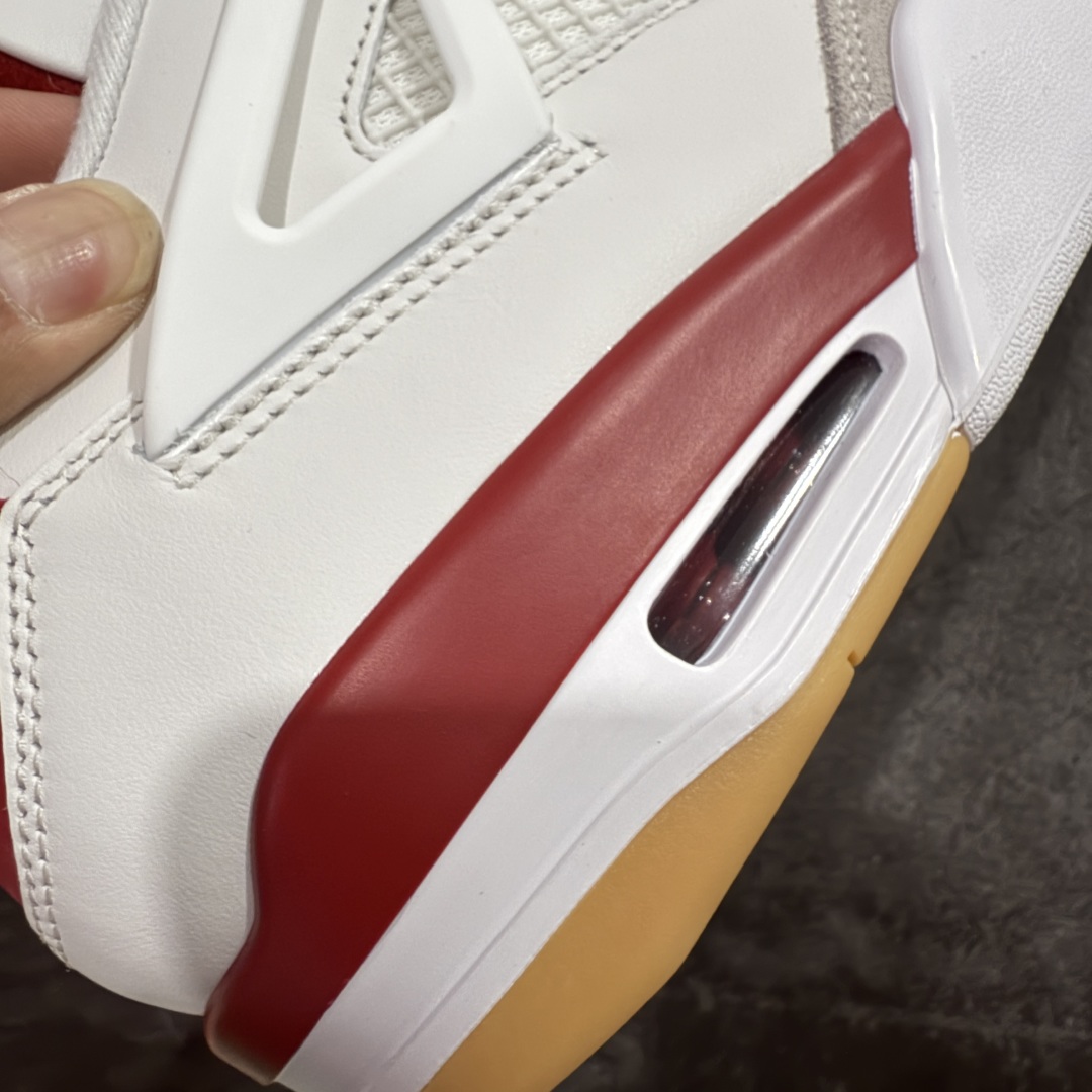 图片[3]-【莞产裁片版】Nike SB x Air Jordan 4 Retro \”Varsity Red\” 白红联名款 AJ4 乔丹4代 大学红 白红联名 DR5415-106 原鞋开发原楦原纸板同源开发 完美呈现乔4的版型 内侧正确双色网格 还原细节 原厂皮料 正确气垫颜色 正确网格工艺 正确拉帮工艺 全鞋原装材料制作 原档案原模具打造 支持全方位与正品对比 尺码：40.5 41 42 42.5 43 44 44.5 45 46 47.5 48.5-选品中心