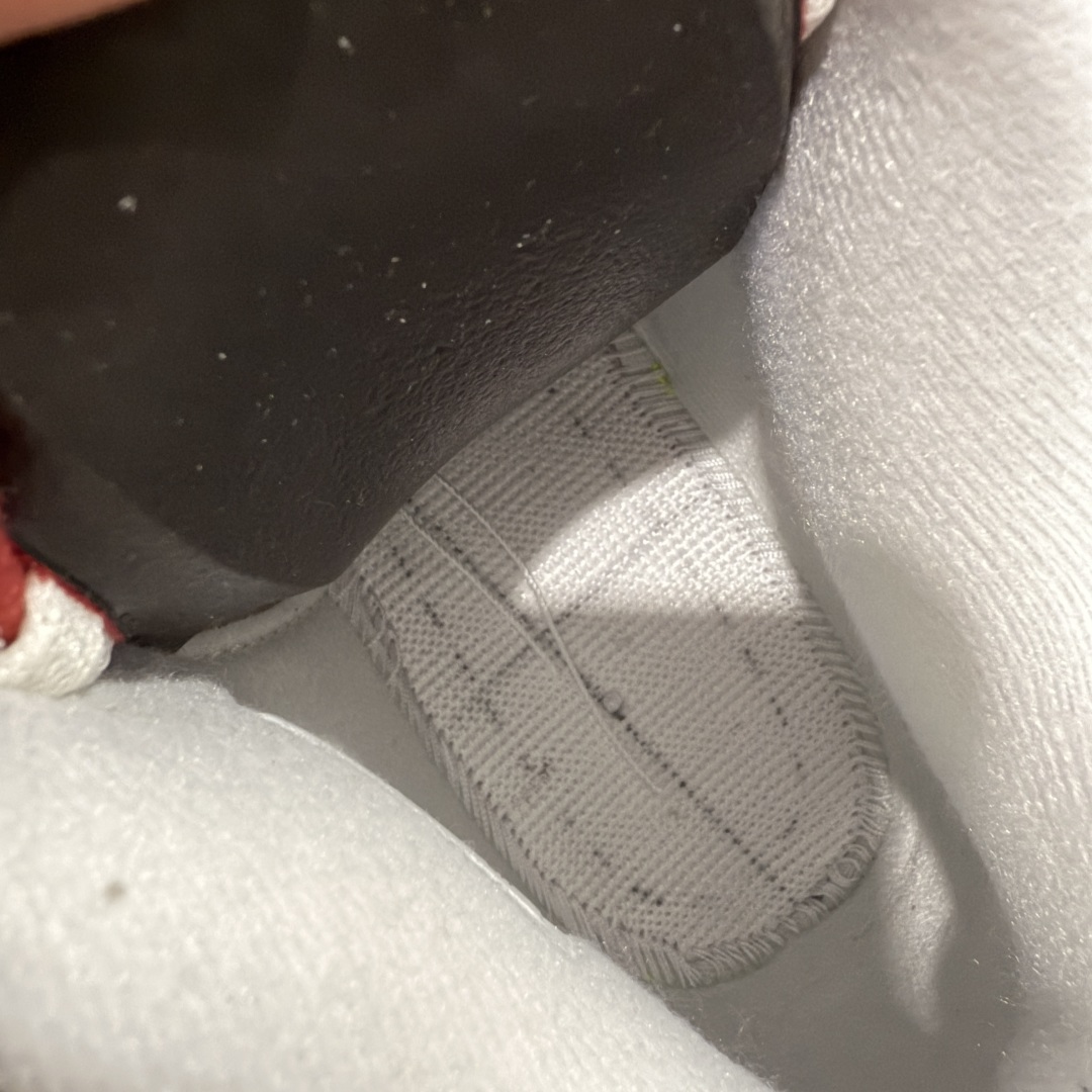 图片[9]-【莞产裁片版】Nike SB x Air Jordan 4 Retro \”Varsity Red\” 白红联名款 AJ4 乔丹4代 大学红 白红联名 DR5415-106 原鞋开发原楦原纸板同源开发 完美呈现乔4的版型 内侧正确双色网格 还原细节 原厂皮料 正确气垫颜色 正确网格工艺 正确拉帮工艺 全鞋原装材料制作 原档案原模具打造 支持全方位与正品对比 尺码：40.5 41 42 42.5 43 44 44.5 45 46 47.5 48.5-选品中心