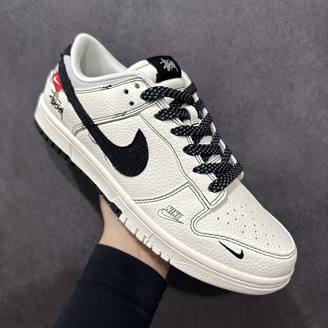 图片[3]-【定制版】Nike SB Dunk Low 斯图西联名 双拼黑布勾 周年高端定制 低帮休闲板鞋 ZH2598-266  #定制鞋盒 大厂纯原品质出货 超高清洁度 皮料切割干净无任何毛边 细节完美   尺码：36 36.5 37.5 38 36.5 39 40 40.5 41 42 42.5 43 44 44.5 45-选品中心
