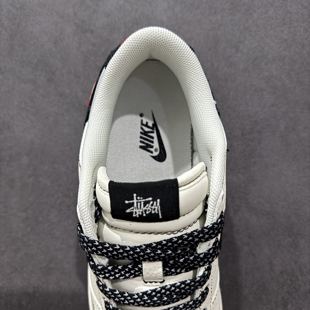 图片[7]-【定制版】Nike SB Dunk Low 斯图西联名 双拼黑布勾 周年高端定制 低帮休闲板鞋 ZH2598-266  #定制鞋盒 大厂纯原品质出货 超高清洁度 皮料切割干净无任何毛边 细节完美   尺码：36 36.5 37.5 38 36.5 39 40 40.5 41 42 42.5 43 44 44.5 45-选品中心