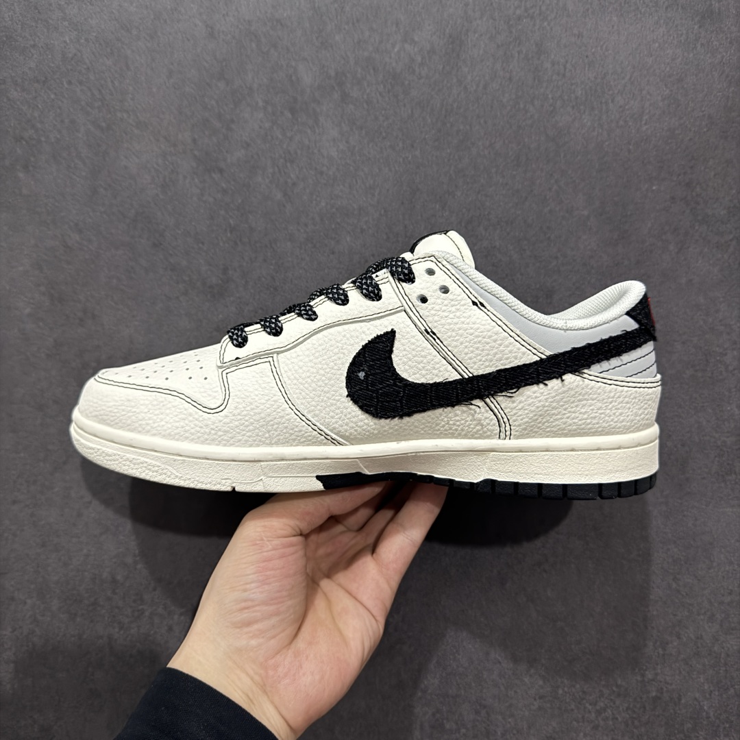 图片[2]-【定制版】Nike SB Dunk Low 斯图西联名 双拼黑布勾 周年高端定制 低帮休闲板鞋 ZH2598-266  #定制鞋盒 大厂纯原品质出货 超高清洁度 皮料切割干净无任何毛边 细节完美   尺码：36 36.5 37.5 38 36.5 39 40 40.5 41 42 42.5 43 44 44.5 45-选品中心