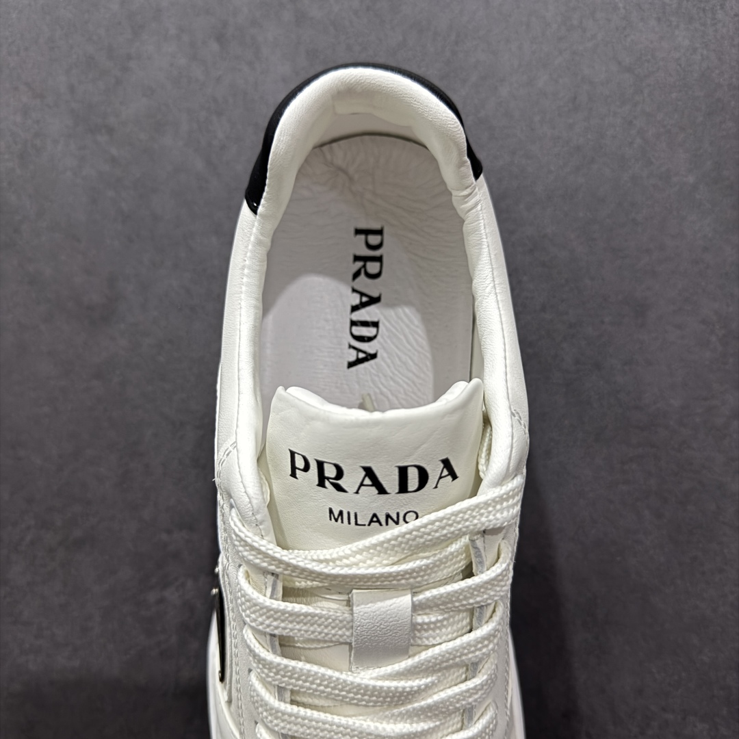 图片[7]-【广东纯原版本】PRADA 普拉达马龙同款低帮男鞋运动休闲板鞋 #明星同款 广东大厂品质 专柜同步 大气个性更潮更抢眼更追求档次，它将颠覆旧念，与您共度时尚潮人必备! 面料采用原版进口小牛皮 牛皮内里垫脚 橡胶大底 轻便防滑耐磨 脚感舒适 款式耐看做工精细 配以简洁利落的鞋楦 彰显男人的果敢和硬朗 尺码：38 39 40 41 42 43 44 （皮鞋码）-选品中心