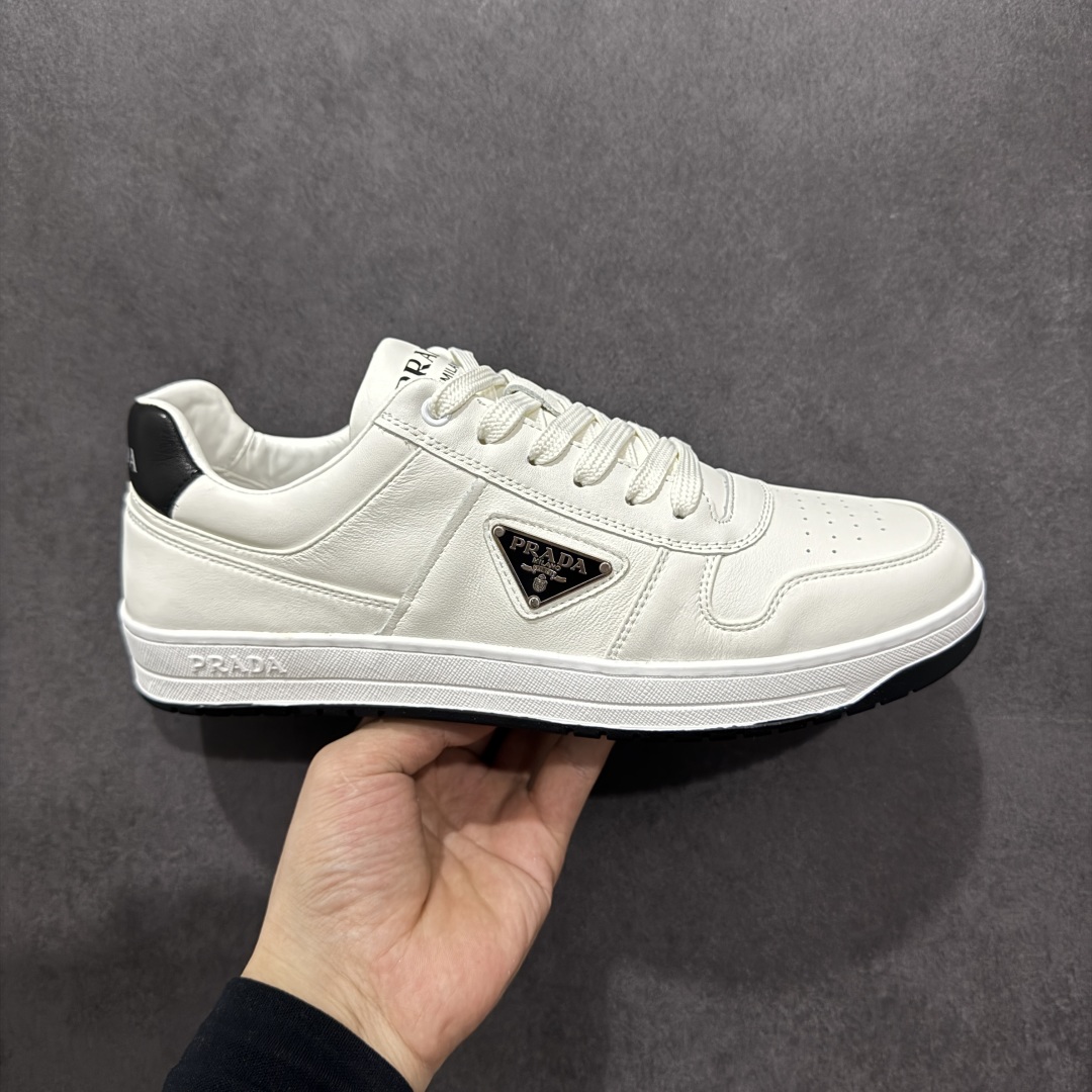 【广东纯原版本】PRADA 普拉达马龙同款低帮男鞋运动休闲板鞋 #明星同款 广东大厂品质 专柜同步 大气个性更潮更抢眼更追求档次，它将颠覆旧念，与您共度时尚潮人必备! 面料采用原版进口小牛皮 牛皮内里垫脚 橡胶大底 轻便防滑耐磨 脚感舒适 款式耐看做工精细 配以简洁利落的鞋楦 彰显男人的果敢和硬朗 尺码：38 39 40 41 42 43 44 （皮鞋码）-选品中心