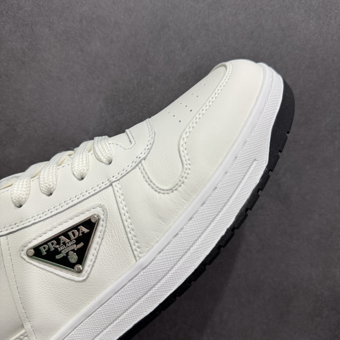 图片[5]-【广东纯原版本】PRADA 普拉达马龙同款低帮男鞋运动休闲板鞋 #明星同款 广东大厂品质 专柜同步 大气个性更潮更抢眼更追求档次，它将颠覆旧念，与您共度时尚潮人必备! 面料采用原版进口小牛皮 牛皮内里垫脚 橡胶大底 轻便防滑耐磨 脚感舒适 款式耐看做工精细 配以简洁利落的鞋楦 彰显男人的果敢和硬朗 尺码：38 39 40 41 42 43 44 （皮鞋码）-选品中心