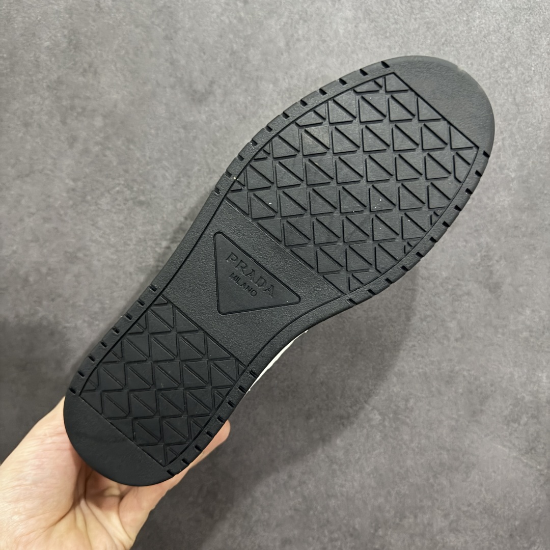 图片[9]-【广东纯原版本】PRADA 普拉达马龙同款低帮男鞋运动休闲板鞋 #明星同款 广东大厂品质 专柜同步 大气个性更潮更抢眼更追求档次，它将颠覆旧念，与您共度时尚潮人必备! 面料采用原版进口小牛皮 牛皮内里垫脚 橡胶大底 轻便防滑耐磨 脚感舒适 款式耐看做工精细 配以简洁利落的鞋楦 彰显男人的果敢和硬朗 尺码：38 39 40 41 42 43 44 （皮鞋码）-选品中心