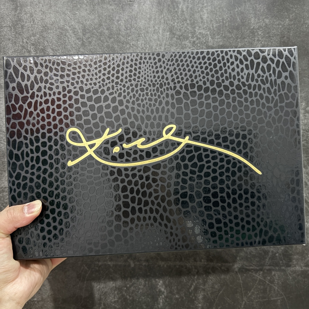 图片[14]-【GX纯原】Nike Kobe 8 Protro \”What The Kobe\” 舒适复古 防滑耐磨 低帮 篮球鞋 男女同款 橙蓝 2025版 HM9621-900 完美复刻公司货 React科技鞋垫加持 实战配置直接拉满 原楦纸板开发 鞋身流线型、后跟塑形 区分土肥圆 原厂针织鞋面一针一线匹配原版 全身鞋材卡料色独家定制 唯一万针立体刺绣SWOOSH 真实底模最大50.5 实战利器 专供海外市场 独立原厂模具 首批不拼图大几率过验 亲测已过 支持各种高强度实战 无需担心 补货周期极长 脚宽建议买大半码 科比系列前掌偏窄 支持七天无理由退换 尺码： 40 40.5 41 42 42.5 43 44 44.5 45 45.5 46 47.5 48.5 49.5 50.5-选品中心