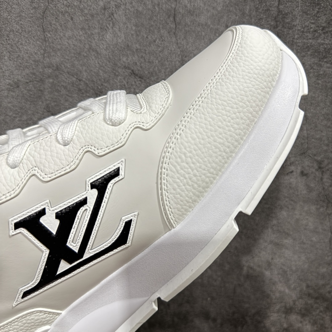 图片[6]-【广东纯原版本】Louis Vuitton LV 2025 最新Classic系列 真正原版开发 市面唯一 一家材质正确版本 原版购入开发 欢迎对比🆚。这款Classic 运动鞋于 2025 秋冬男士系列初次亮相，以光滑牛皮革塑造考究设计，可轻松融入各式造型。瞩目 LV 字母标注鞋侧，轻盈橡胶外底点缀 Vuitton 标识，材料使用原版定制进口头层牛皮 内里使用原版进口透气网里 原版开模橡胶发泡材质大底 内增高4CM 尺码： 35 36 37 38 39 40 41 42 43 44 45 46-选品中心