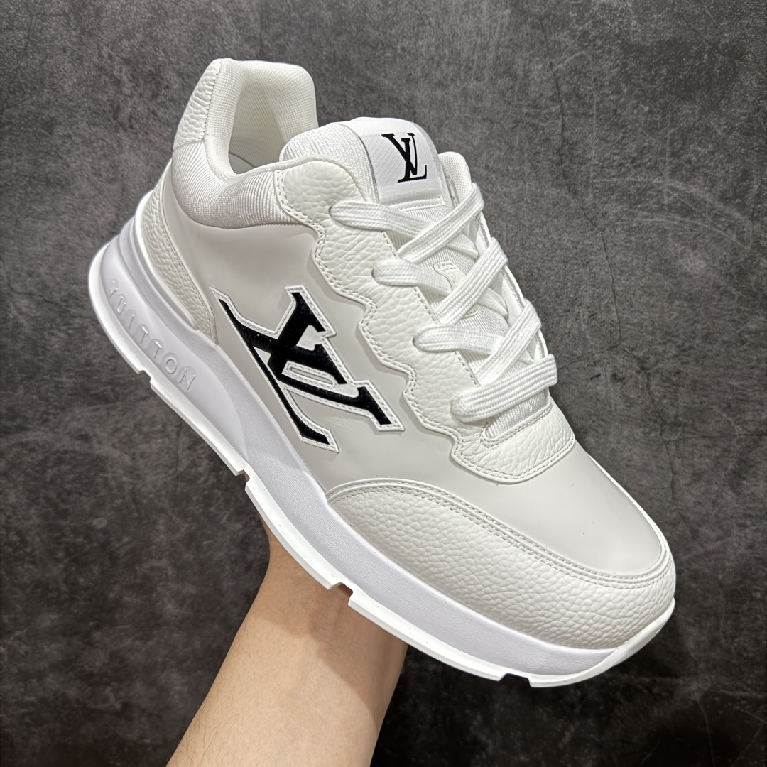 图片[3]-【广东纯原版本】Louis Vuitton LV 2025 最新Classic系列 真正原版开发 市面唯一 一家材质正确版本 原版购入开发 欢迎对比🆚。这款Classic 运动鞋于 2025 秋冬男士系列初次亮相，以光滑牛皮革塑造考究设计，可轻松融入各式造型。瞩目 LV 字母标注鞋侧，轻盈橡胶外底点缀 Vuitton 标识，材料使用原版定制进口头层牛皮 内里使用原版进口透气网里 原版开模橡胶发泡材质大底 内增高4CM 尺码： 35 36 37 38 39 40 41 42 43 44 45 46-选品中心