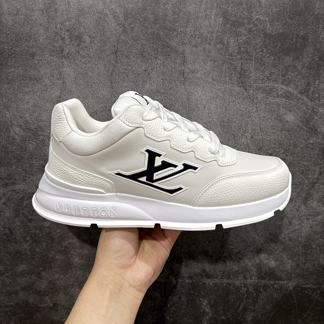 【广东纯原版本】Louis Vuitton LV 2025 最新Classic系列 真正原版开发 市面唯一 一家材质正确版本 原版购入开发 欢迎对比🆚。这款Classic 运动鞋于 2025 秋冬男士系列初次亮相,以光滑牛皮革塑造考究设计,可轻松融入各式造型。瞩目 LV 字母标注鞋侧,轻盈橡胶外底点缀 Vuitton 标识,材料使用原版定制进口头层牛皮 内里使用原版进口透气网里 原版开模橡胶发泡材质大底 内增高4CM 尺码: 35 36 37 38 39 40 41 42 43 44 45 46-选品中心