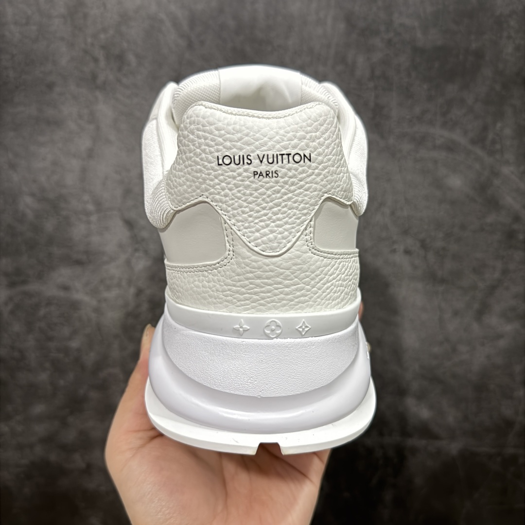 图片[4]-【广东纯原版本】Louis Vuitton LV 2025 最新Classic系列 真正原版开发 市面唯一 一家材质正确版本 原版购入开发 欢迎对比🆚。这款Classic 运动鞋于 2025 秋冬男士系列初次亮相，以光滑牛皮革塑造考究设计，可轻松融入各式造型。瞩目 LV 字母标注鞋侧，轻盈橡胶外底点缀 Vuitton 标识，材料使用原版定制进口头层牛皮 内里使用原版进口透气网里 原版开模橡胶发泡材质大底 内增高4CM 尺码： 35 36 37 38 39 40 41 42 43 44 45 46-选品中心