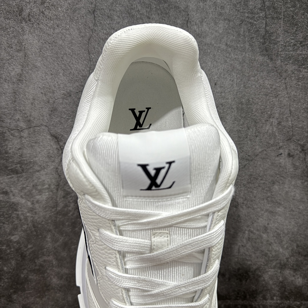 图片[8]-【广东纯原版本】Louis Vuitton LV 2025 最新Classic系列 真正原版开发 市面唯一 一家材质正确版本 原版购入开发 欢迎对比🆚。这款Classic 运动鞋于 2025 秋冬男士系列初次亮相，以光滑牛皮革塑造考究设计，可轻松融入各式造型。瞩目 LV 字母标注鞋侧，轻盈橡胶外底点缀 Vuitton 标识，材料使用原版定制进口头层牛皮 内里使用原版进口透气网里 原版开模橡胶发泡材质大底 内增高4CM 尺码： 35 36 37 38 39 40 41 42 43 44 45 46-选品中心