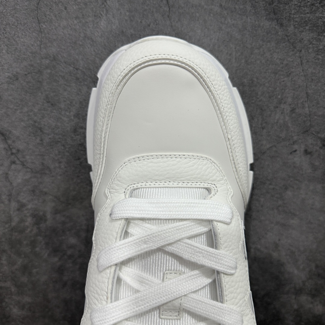 图片[5]-【广东纯原版本】Louis Vuitton LV 2025 最新Classic系列 真正原版开发 市面唯一 一家材质正确版本 原版购入开发 欢迎对比🆚。这款Classic 运动鞋于 2025 秋冬男士系列初次亮相，以光滑牛皮革塑造考究设计，可轻松融入各式造型。瞩目 LV 字母标注鞋侧，轻盈橡胶外底点缀 Vuitton 标识，材料使用原版定制进口头层牛皮 内里使用原版进口透气网里 原版开模橡胶发泡材质大底 内增高4CM 尺码： 35 36 37 38 39 40 41 42 43 44 45 46-选品中心